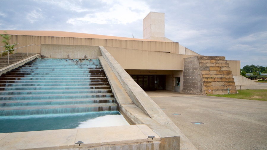Flint RiverQuarium featuring a fountain