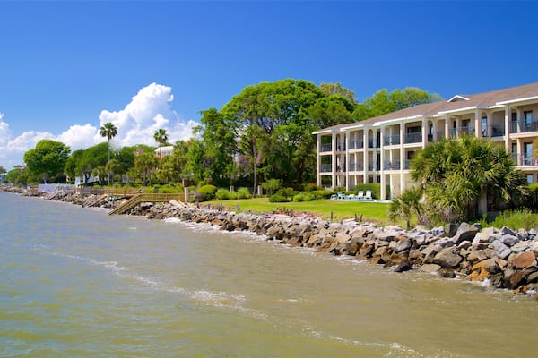 St. Simons Island Pier welches beinhaltet Fluss oder Bach und Haus