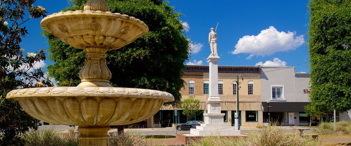 Waycross mettant en vedette une statue ou une sculpture et une fontaine