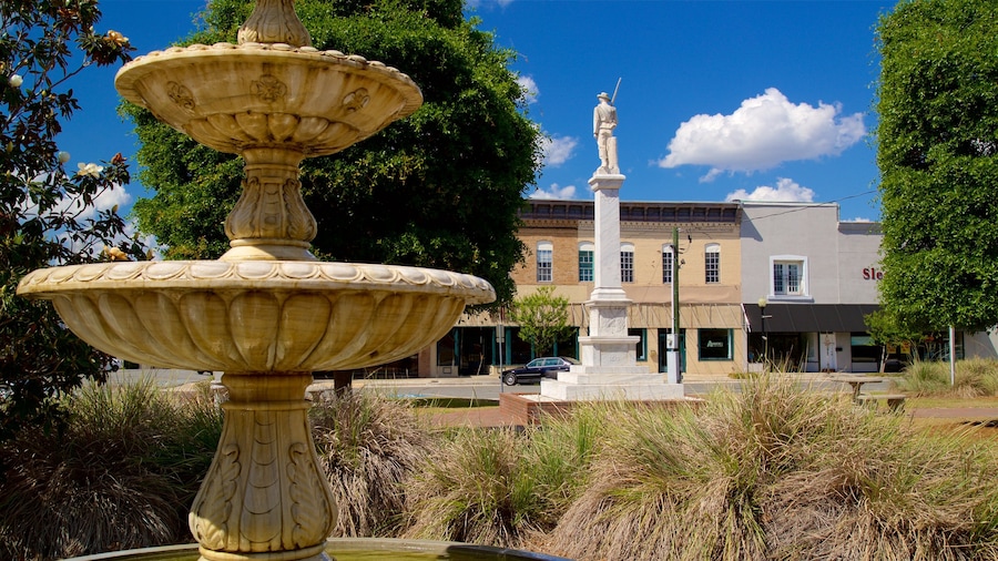 Waycross ofreciendo una fuente y una estatua o escultura