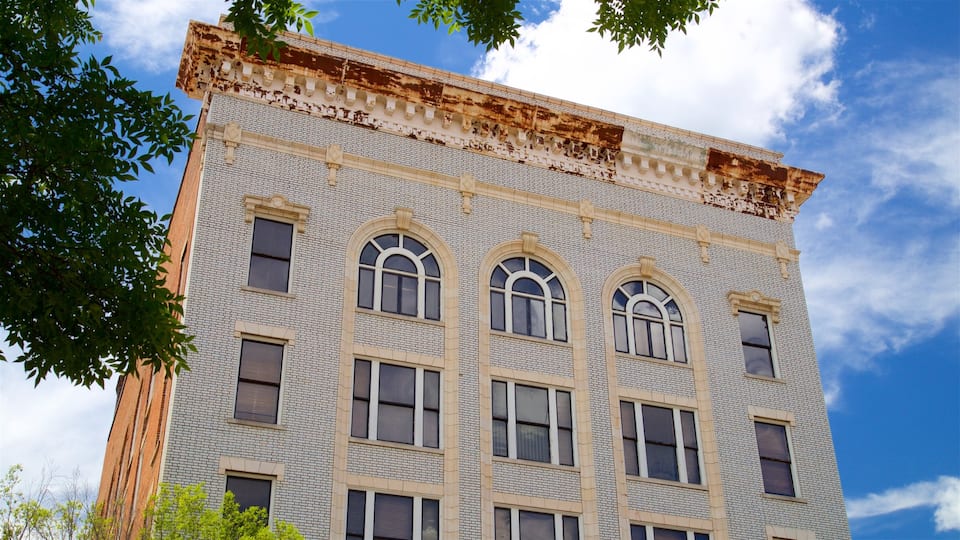 Thomasville which includes heritage architecture
