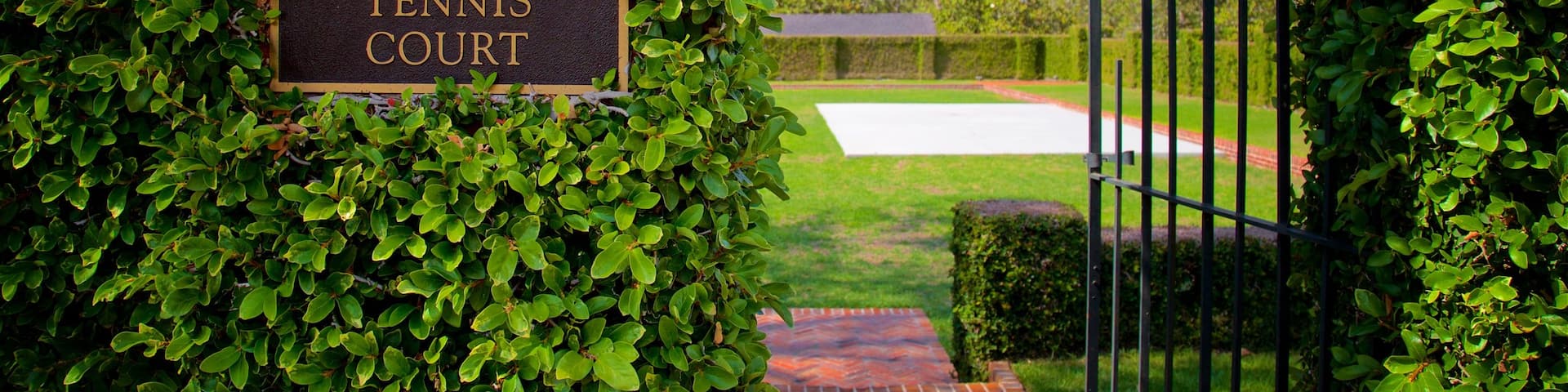 Pebble Hill Plantation featuring a garden and signage