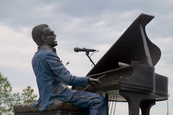 Ray Charles Plaza welches beinhaltet Statue oder Skulptur