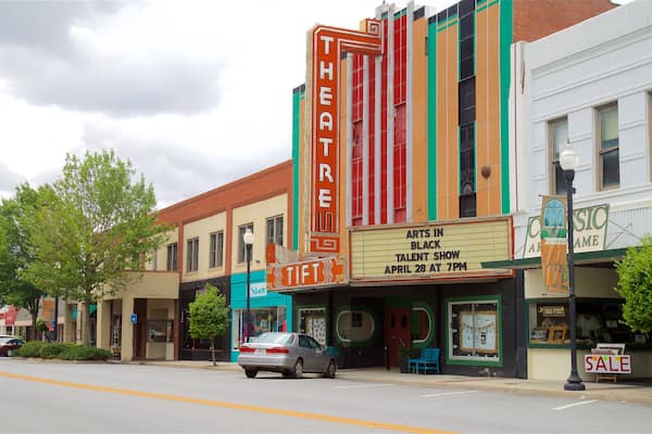 Tift Theatre som omfatter skiltning og teaterliv