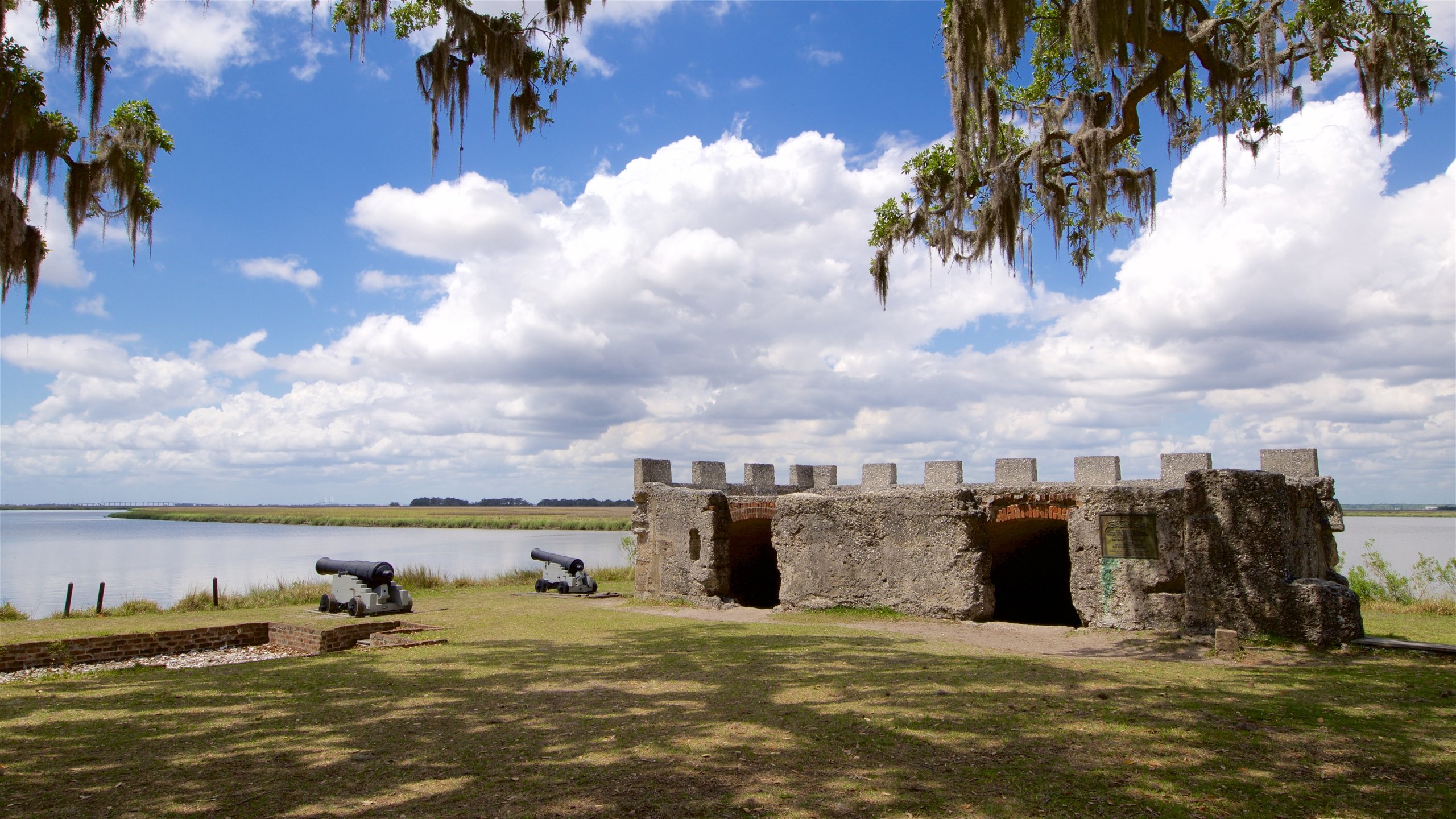 Fort Frederica National Monument qui includes objets militaires, éléments du patrimoine et édifice en ruine