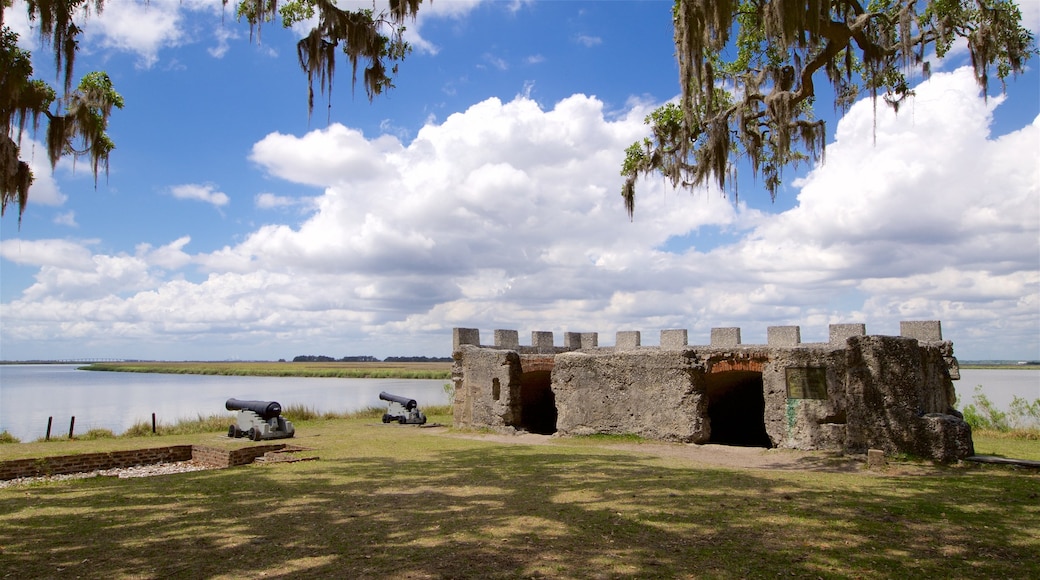 Fort Frederica National Monument caracterizando ruĂnas de edifĂcio, um jardim e itens militares