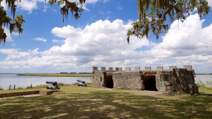 Fort Frederica National Monument showing heritage elements, building ruins and a park
