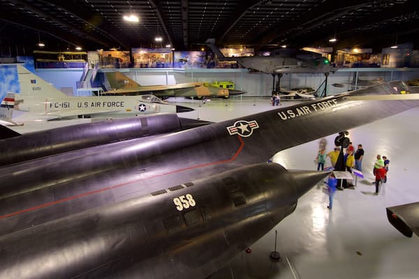 Warner Robins Museum of Aviation qui includes patrimoine historique, vues intérieures et articles militaires