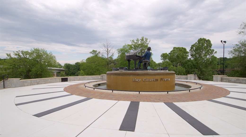 Ray Charles Plaza mit einem Springbrunnen und Statue oder Skulptur