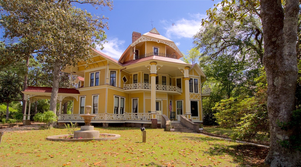 Casa Lapham-Patterson mostrando una casa y una fuente