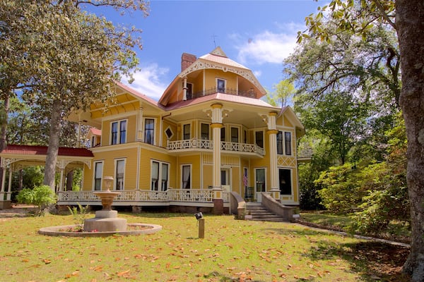Lapham-Patterson House das einen Springbrunnen und Haus