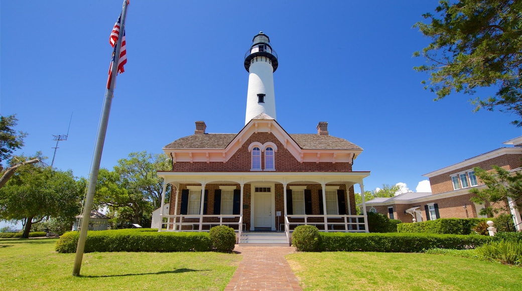 St. Simons Lighthouse Museum showing a house, a garden and a lighthouse