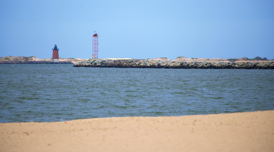 Lewes Beach mostrando un faro, vista general a la costa y una playa