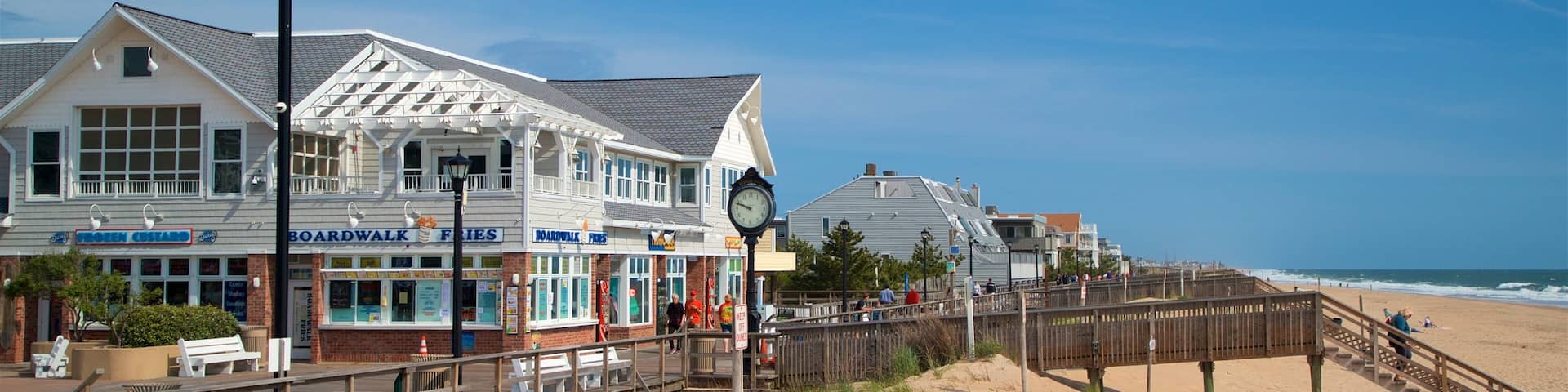 Bethany Beach mostrando una pequeña ciudad o pueblo, una playa de arena y vistas generales de la costa