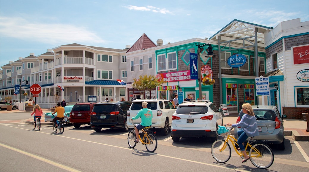 Bethany Beach mettant en vedette cyclisme sur route et petite ville ou village aussi bien que petit groupe de personnes