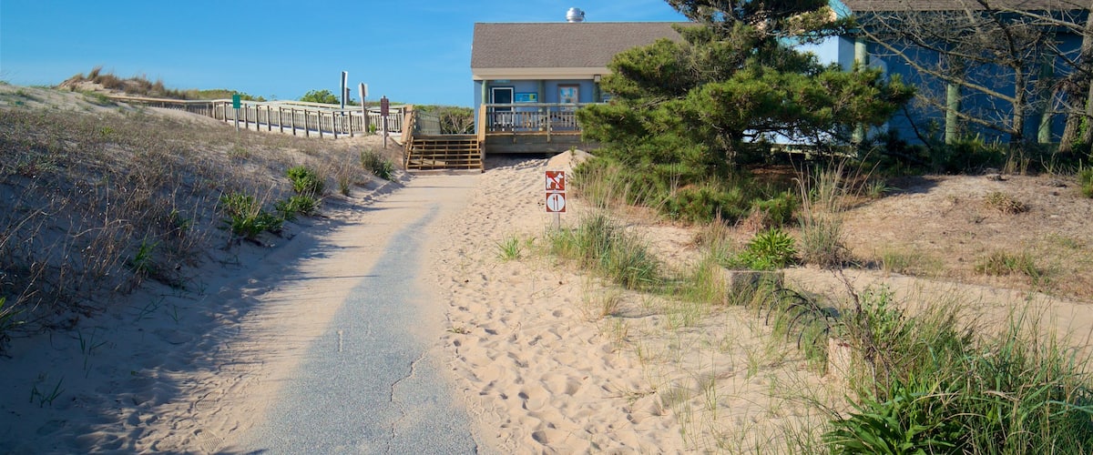 Fenwick Island State Park showing a house and a beach
