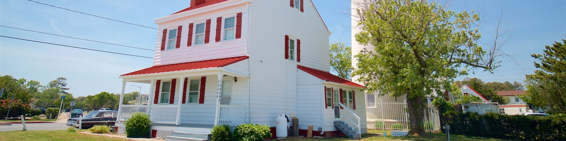 Fenwick Island Lighthouse featuring a lighthouse and a house