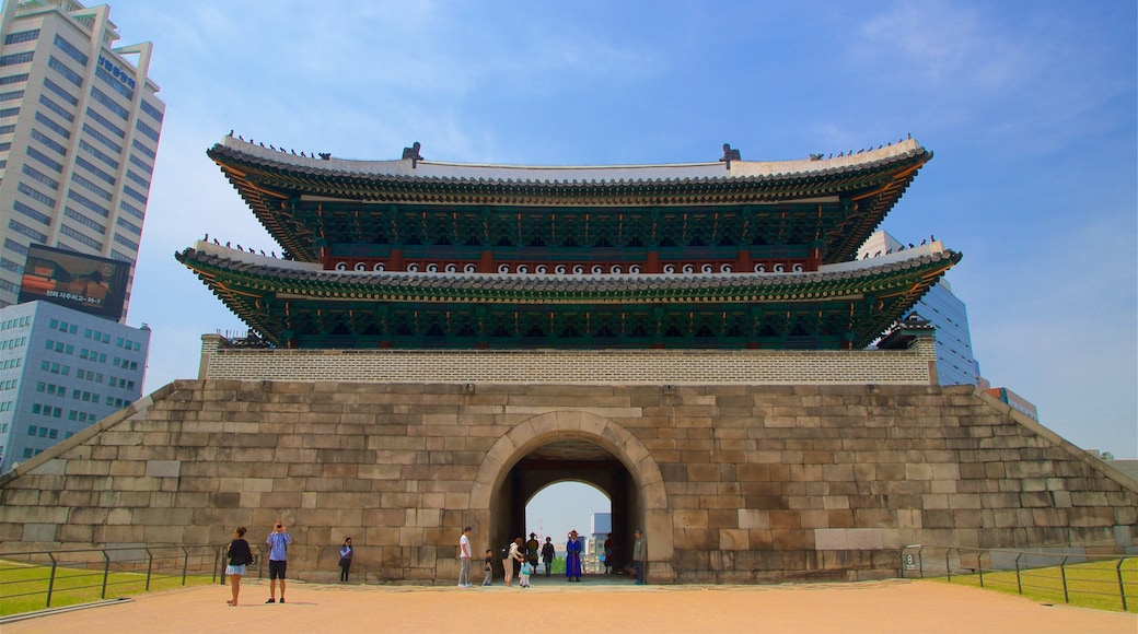 Porte de Sungnyemun qui includes patrimoine architectural aussi bien que petit groupe de personnes