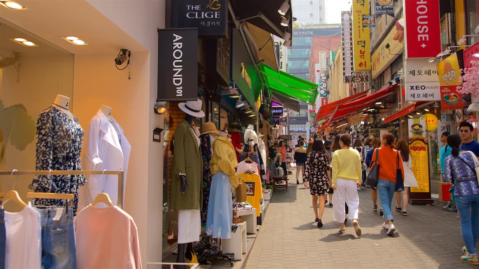 Myeong-dong welches beinhaltet Einkaufen sowie kleine Menschengruppe