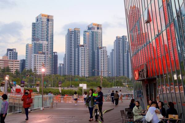 Seocho-gu mit einem Sonnenuntergang, Hochhaus und Stadt