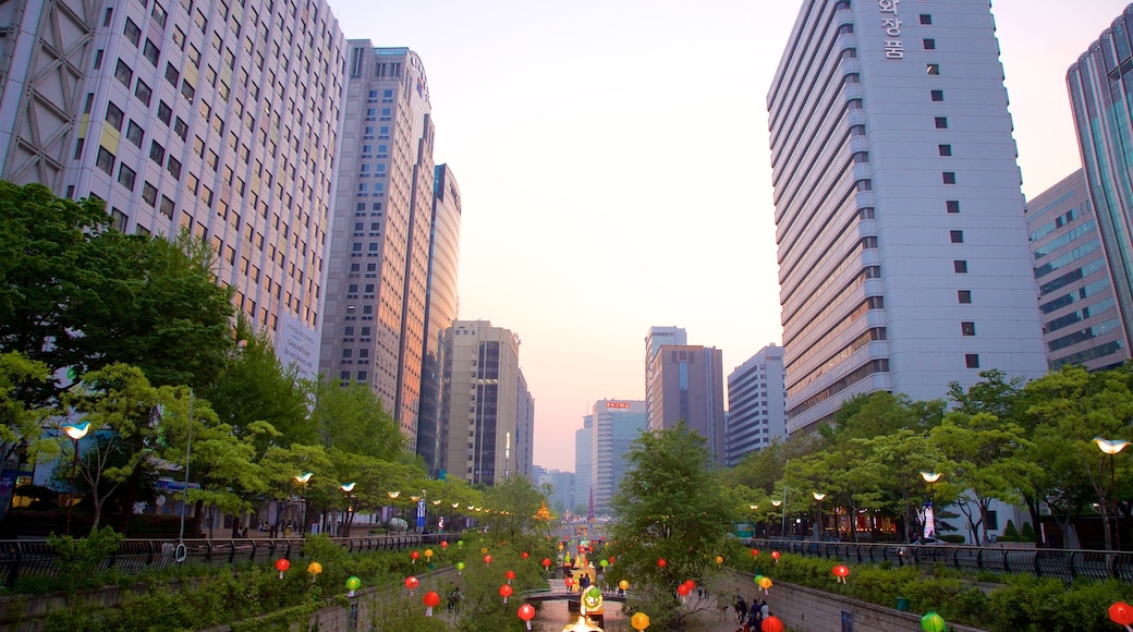 Cheonggyecheon bevat hoogbouw, een tuin en een zonsondergang