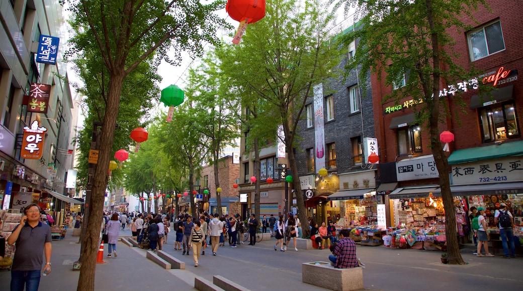 Insadong que incluye compras y también un pequeño grupo de personas