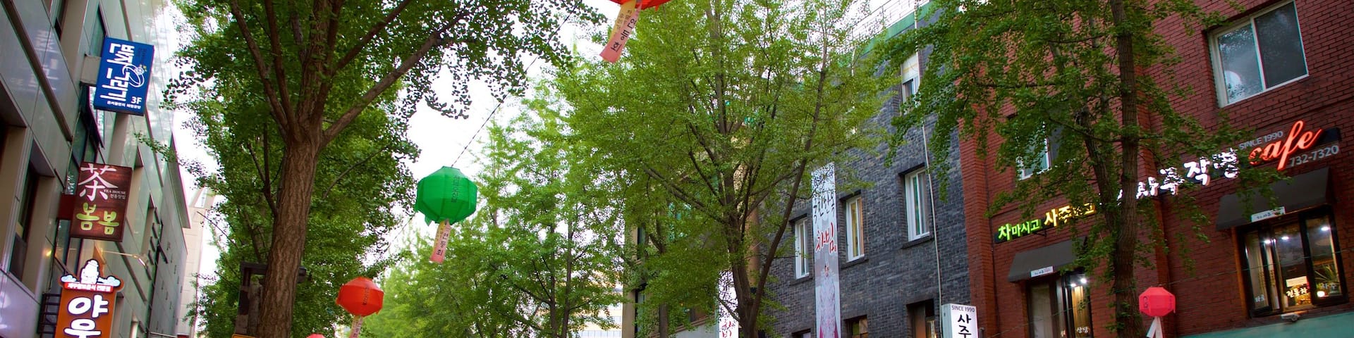 Insadong mostrando compras assim como um pequeno grupo de pessoas