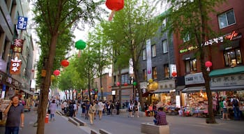 Insadong showing shopping as well as a small group of people