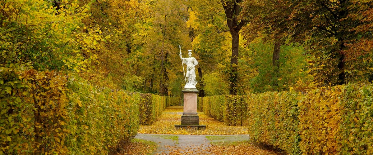Schloss Charlottenburg which includes a garden, a statue or sculpture and autumn colours