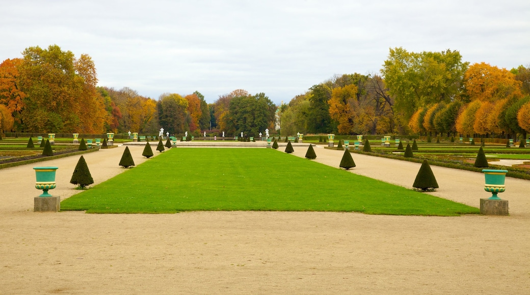 Schloss Charlottenburg som omfatter en park og efterårsblade