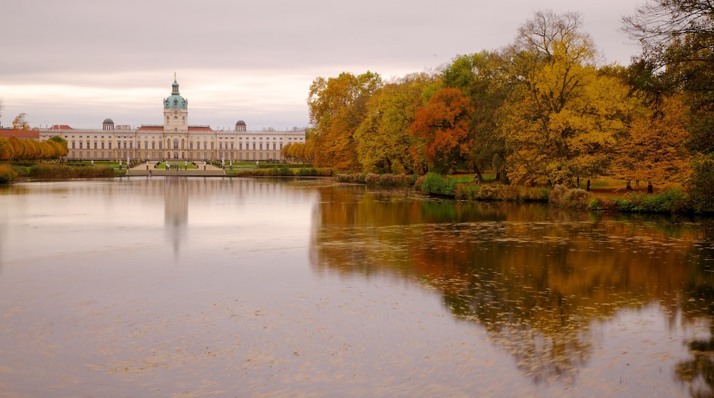 Charlottenburgin linna joka esittää auringonlasku, taivas ja syksyn lehdet