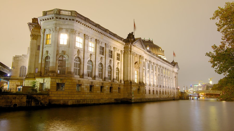Isola dei Musei che include paesaggio notturno, fiume o ruscello e città
