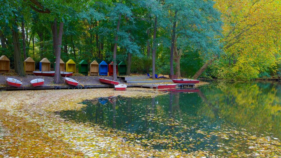 Tiergarten Soviet War Memorial showing a garden, kayaking or canoeing and autumn leaves