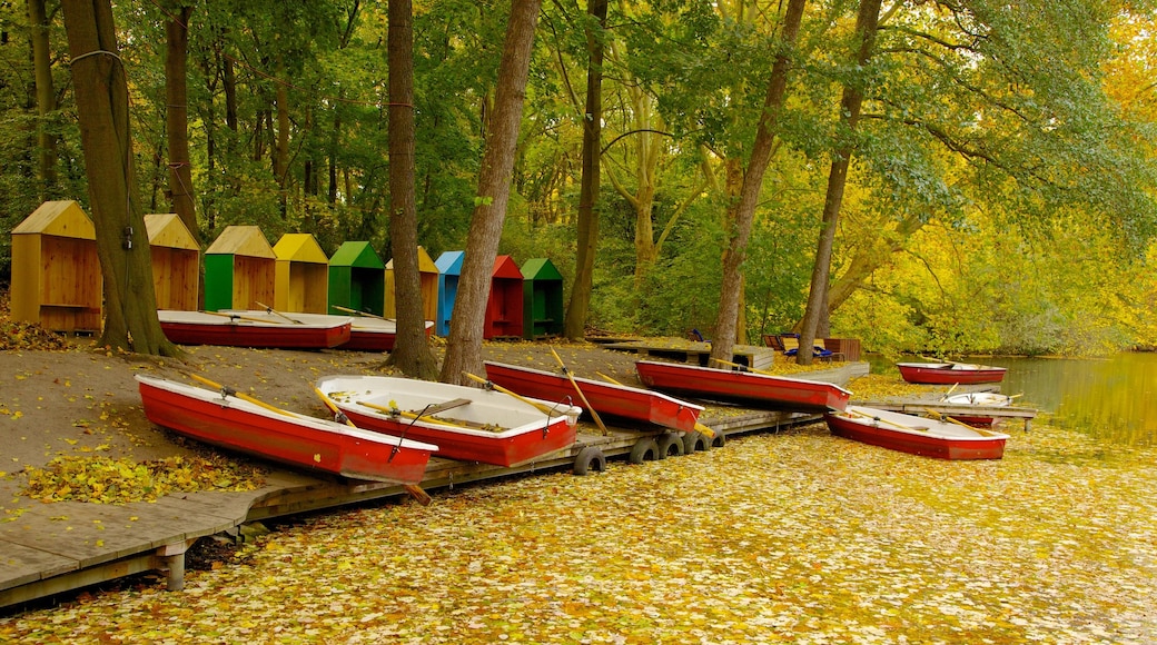 Tiergarten som viser en have, kajaksejlads eller kanosejlads og en sø eller et vandhul