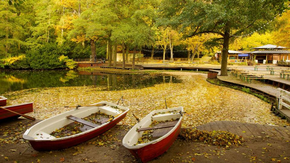 Tiergarten Soviet War Memorial featuring a lake or waterhole, landscape views and a pond