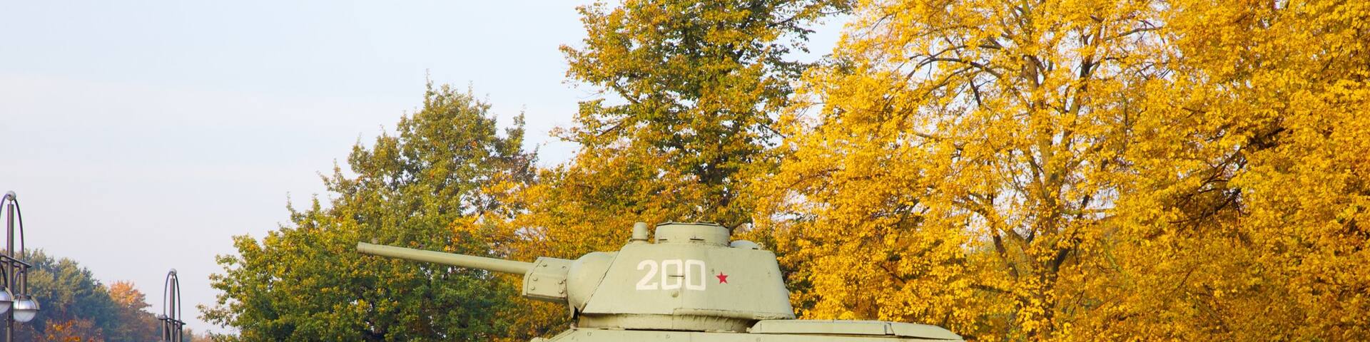 Mémorial soviétique du Tiergarten montrant articles militaires, monument et jardin