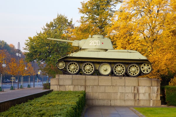 Tiergarten Soviet War Memorial showing autumn leaves, forest scenes and a garden