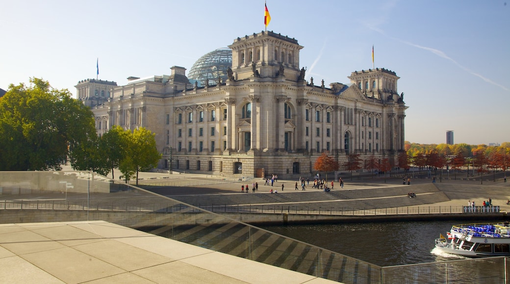 Reichstag que incluye arquitectura patrimonial, botes y un castillo