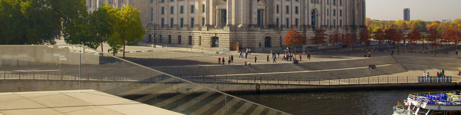 Reichstag Building featuring an administrative buidling, heritage architecture and chateau or palace