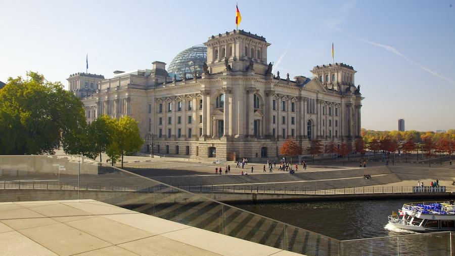 Palais du Reichstag montrant rivière ou ruisseau, château ou palais et navigation