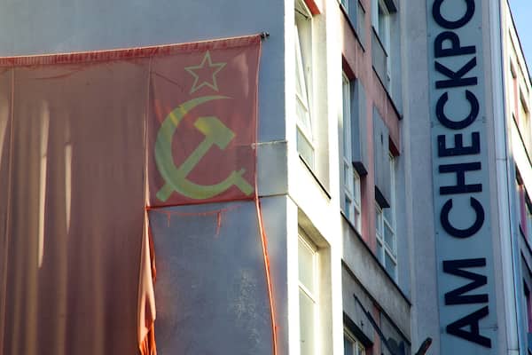 Mauer-Museum am Checkpoint Charlie mit einem Beschilderung