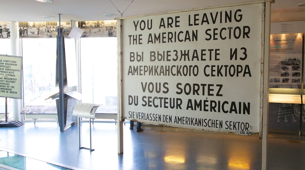 Checkpoint Charlie Museum presenterar skyltar och interiörer