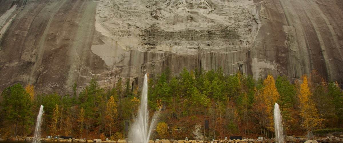 Atlanta ofreciendo una fuente, montañas y arte al aire libre