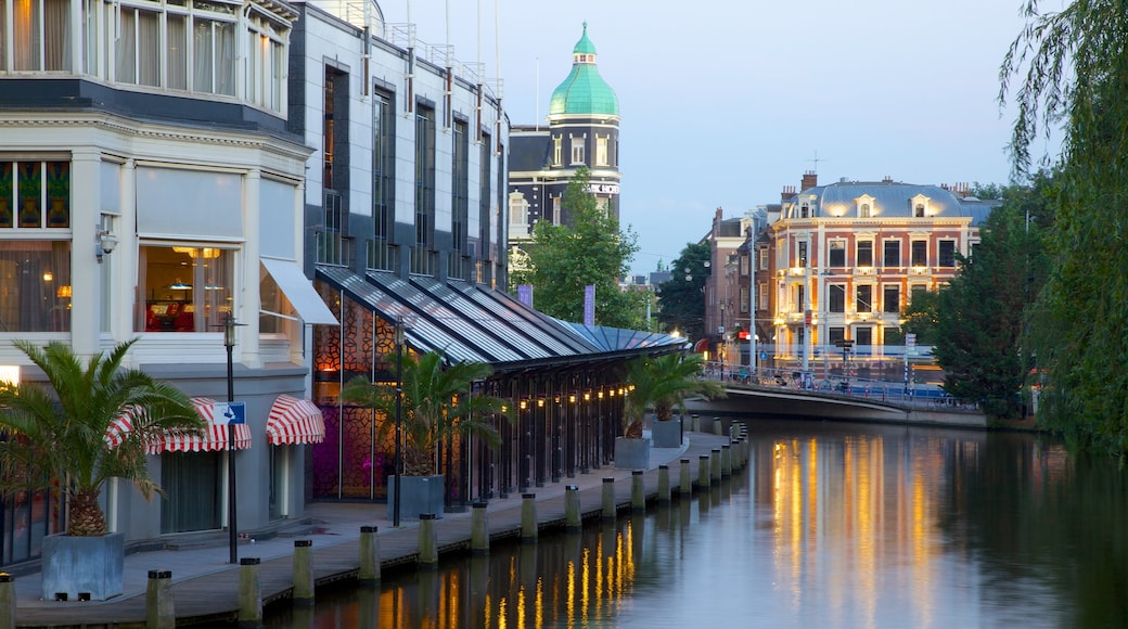 Amsterdam inclusief een stad, straten en een rivier of beek