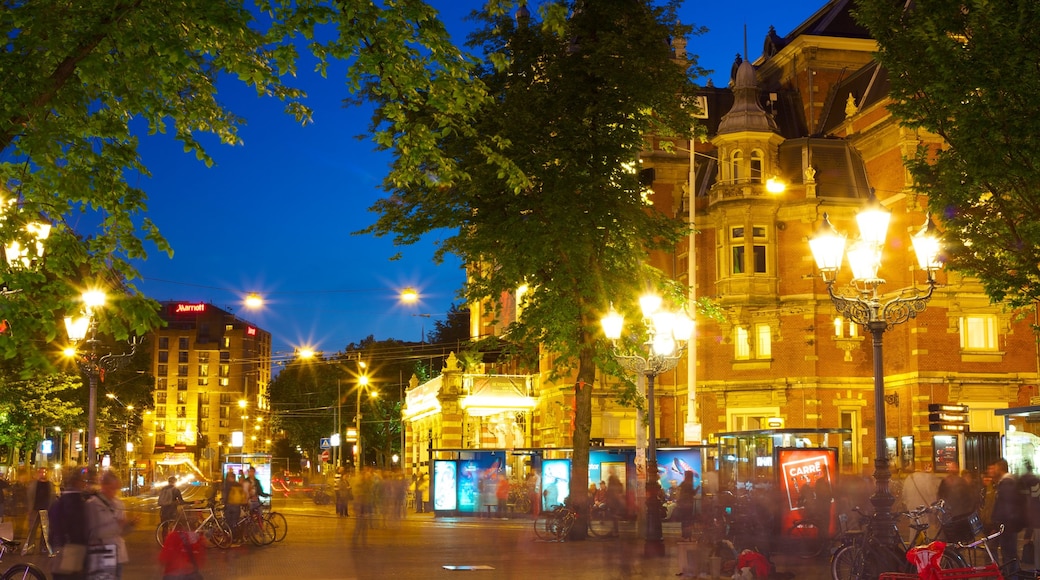 Amsterdam toont historische architectuur, een stad en straten