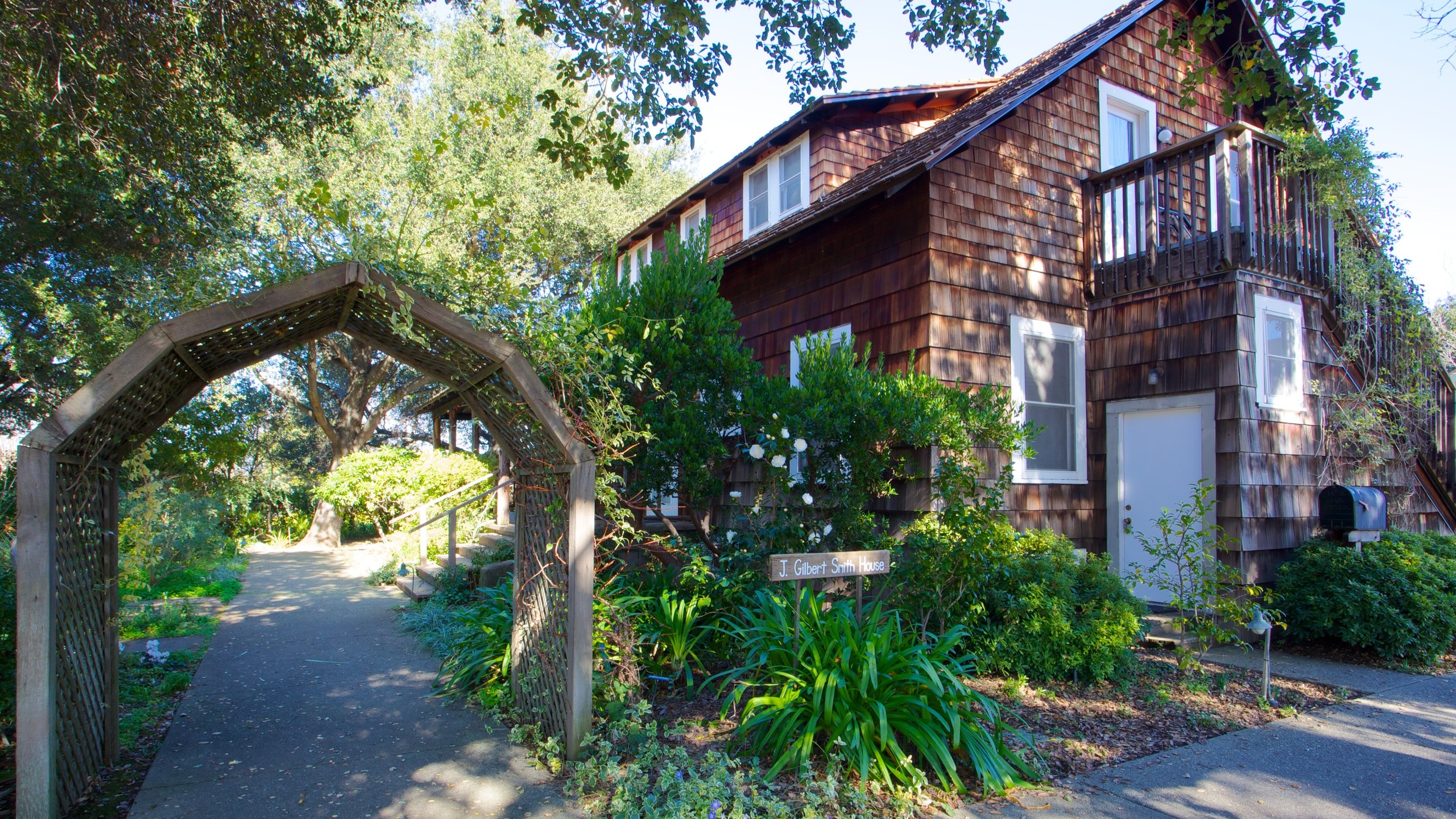 Los Altos History Museum presenterar ett hus och en park