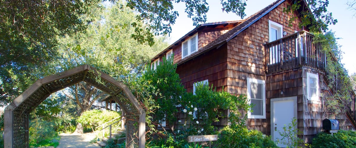 Los Altos History Museum featuring a house and a garden
