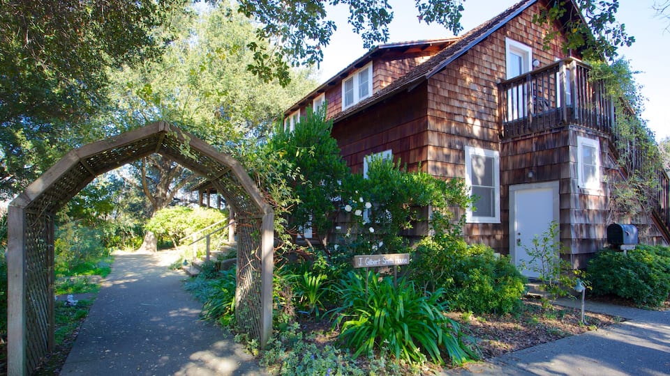 Los Altos History Museum che include giardino e casa