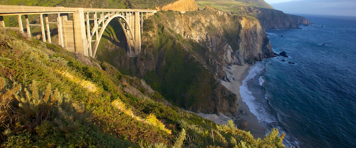 Monterey mit einem Berge, Brücke und schroffe Küste