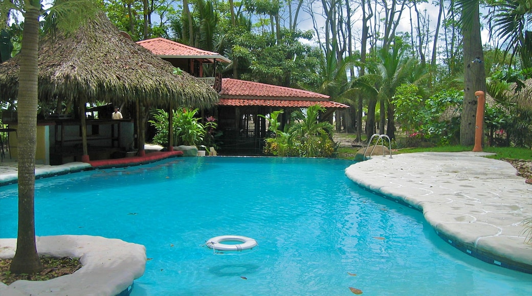 Costa Rica mostrando uma piscina e cenas tropicais